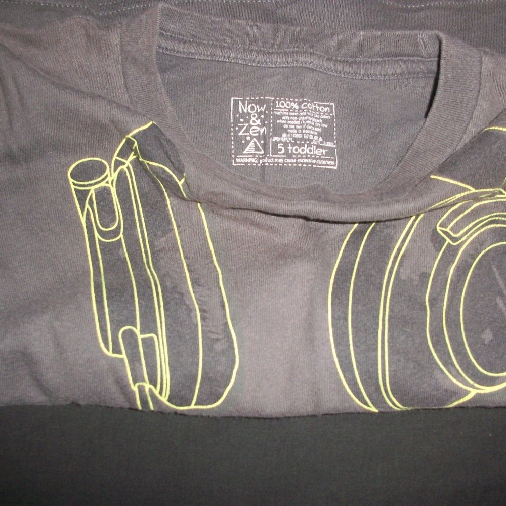 ~ Adorable headphone print t-shirt ~ - Picture 3 of 3